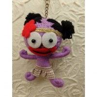 Porte clés big poupée violette fleur rouge