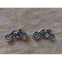 Clous d'oreilles moto