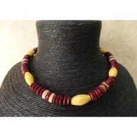 kalung Nias rouge perle jaune ovale