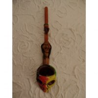 Pipe crâne rasta et visage masculin