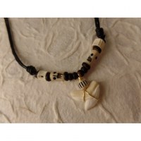 Collier St Leu dent de requin tigre perles résine gravée