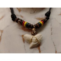 Collier St Leu dent de requin tigre perles résine et bois rasta