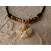 Collier St Leu dent de requin tigre perles bois et résine virgules