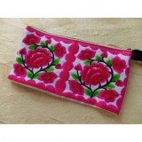 Trousse brodée Paï les 4 fleurs rose/blanc