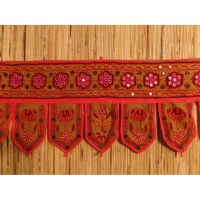 Dessus de porte indien toran marron galon rouge