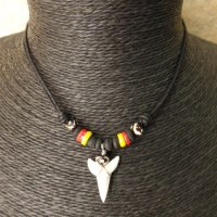 Collier rasta 3 couleurs dent de requin mako