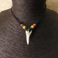 Collier rasta 4 couleurs dent de requin mako