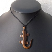 Collier salamandre en bois