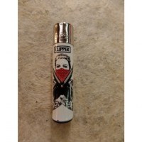 Briquet femme au foulard rouge